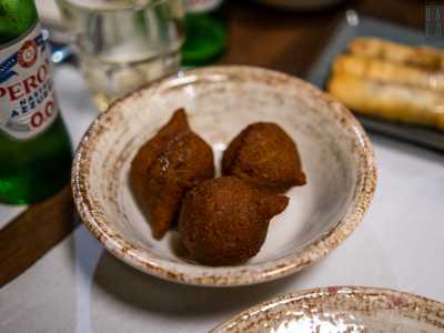 � Nour a occuparsi direttamente della cucina, preparando personalmente tutti i piatti del men�. Tra questi la kebb� (polpette a base di carne e cereali)...